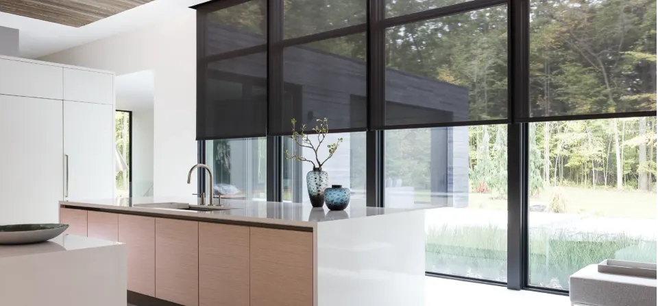 ม่านม้วนฟิล์ม Eco Blind ติดตั้งกับช่องกระจกบ้านสมัยใหม่ ช่วยคุมแสงและยังมองเห็นวิวภายนอก