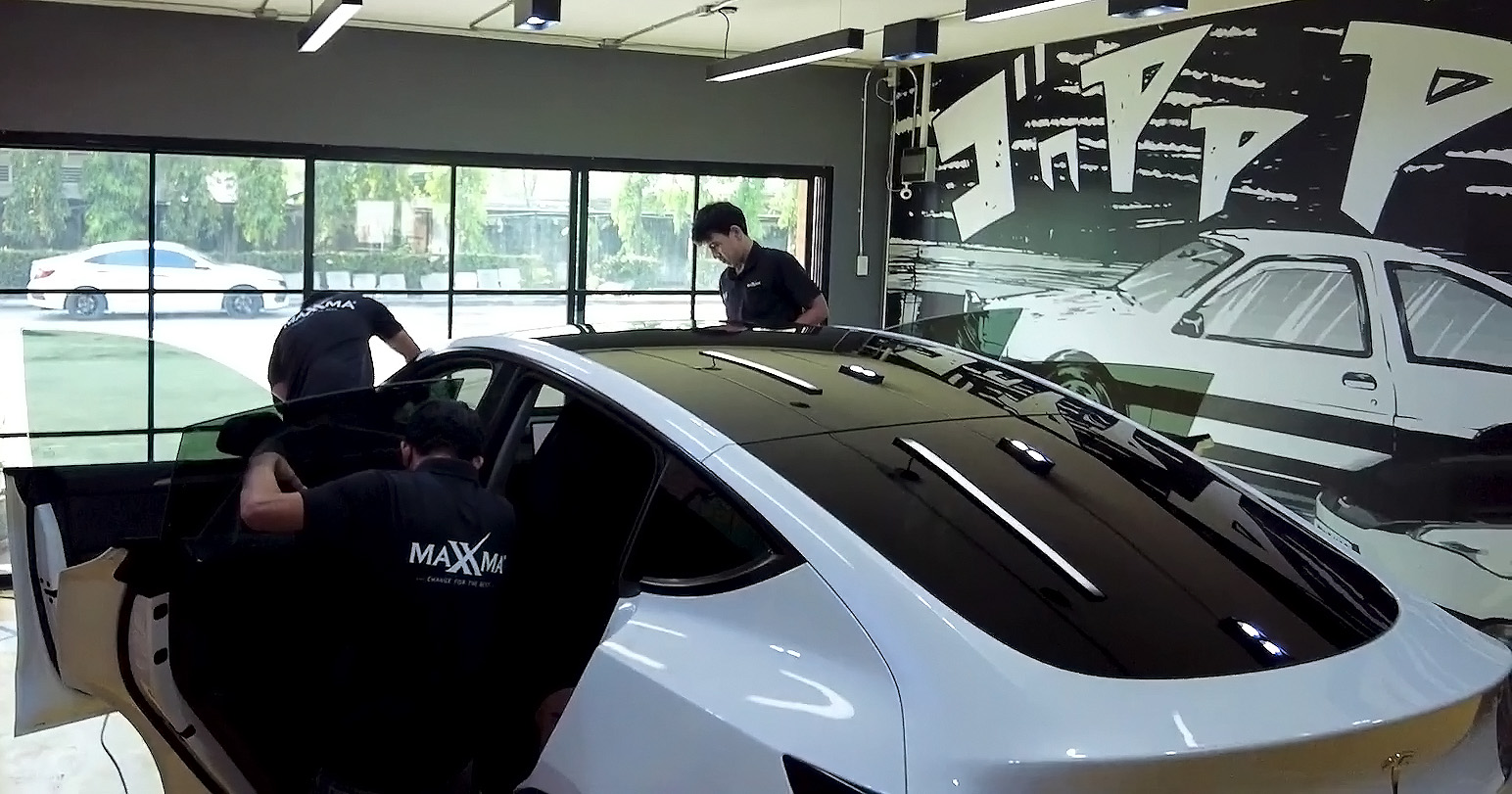 ติดฟิล์ม Tesla Model Y กันความร้อนหลังคาแก้ว Maxxma Polarized — ปกป้องความร้อนและรังสี UV สำหรับรถ EV