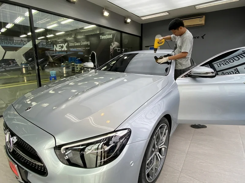 ช่างผู้ชำนาญการติดตั้งฟิล์มกรองแสงเซรามิก Maxxma Film ในห้อง Clean Room ปลอดฝุ่น