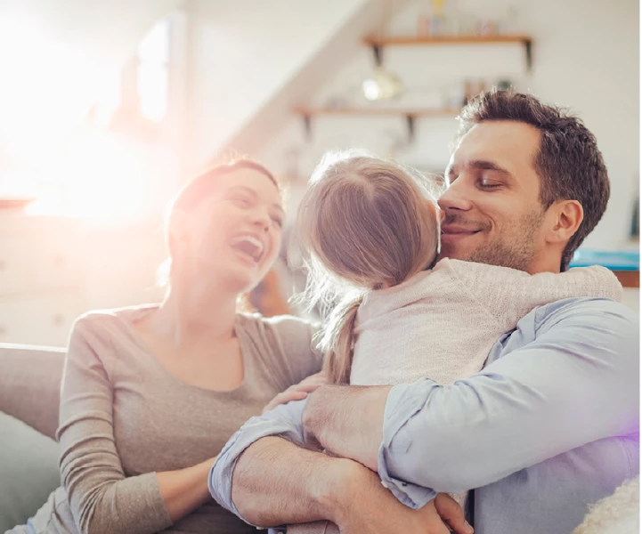 พ่อกอดลูกในบ้าน