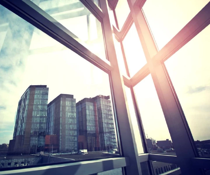 ผนังกระจกตึกสูง