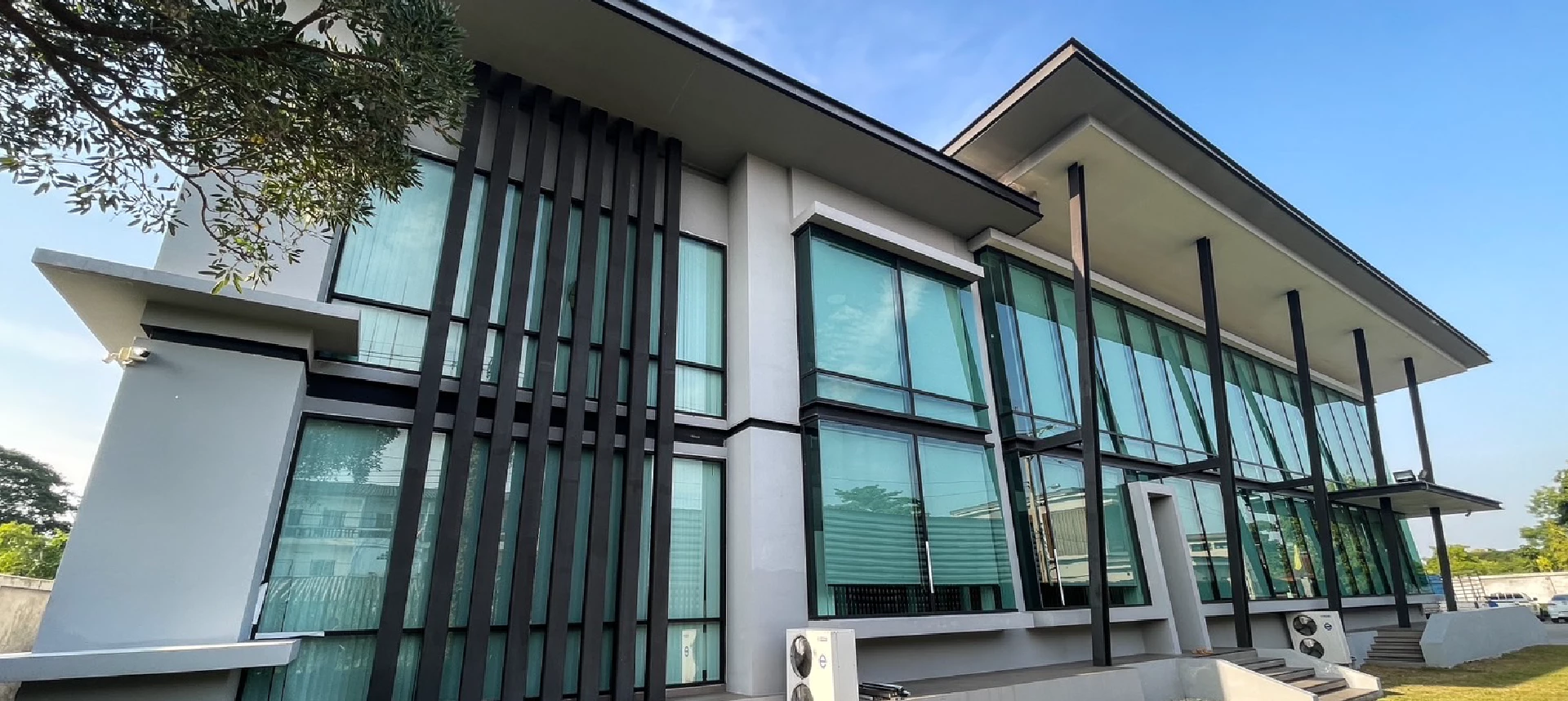 กระจกบ้านเดี่ยวมุมด้านนอก