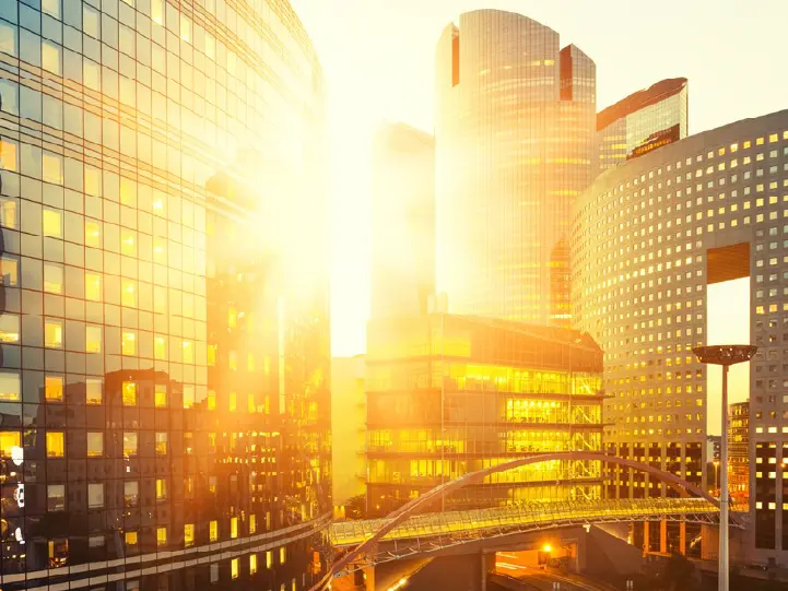 แสงธรรมชาติที่นุ่มนวลผ่านกระจกอาคาร