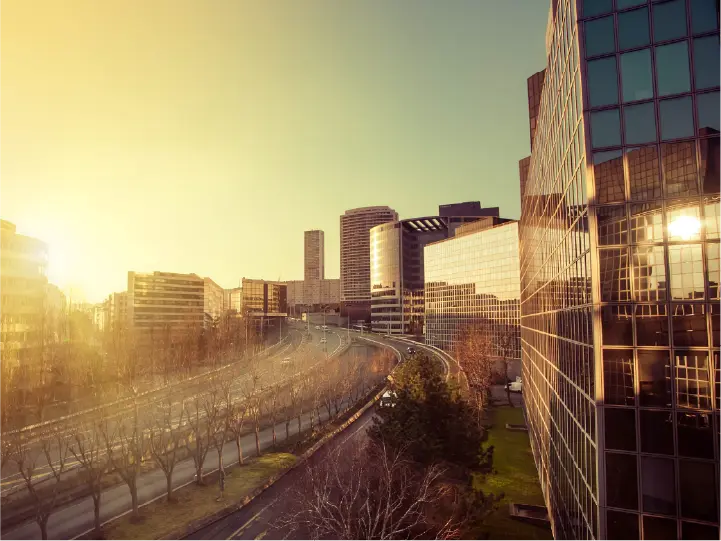 แสงอาทิตย์อ่อนๆกับมุมอาคารเมือง