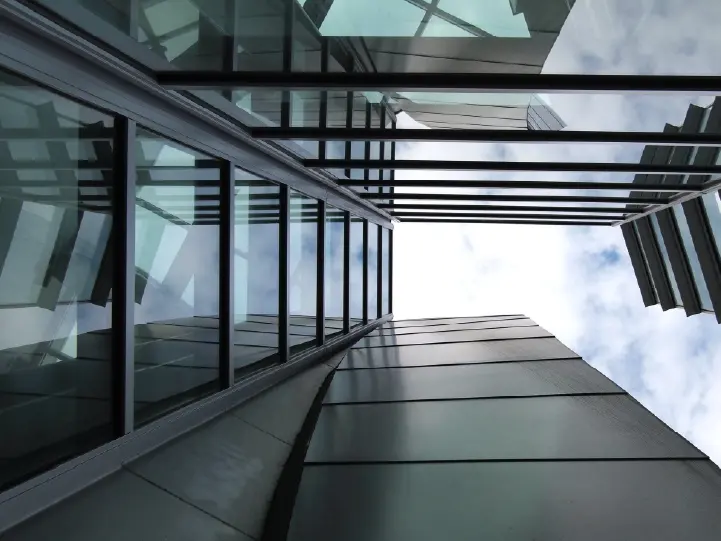 ทีมงานติดตั้งฟิล์มกรองแสงอาคาร